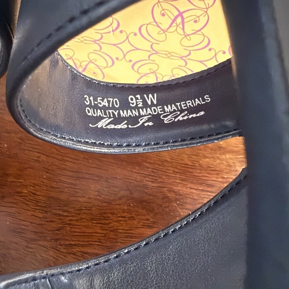 Easy Street Navy Venue pump size 9.5 wide - Picture 5 of 7